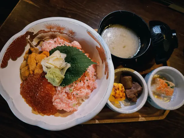 申子三色丼