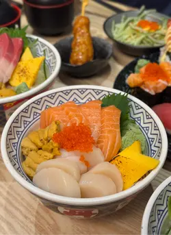 三文鱼珍宝带子海胆丼