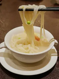 蝦子花膠濃雞湯拌菜苗手工拉麵