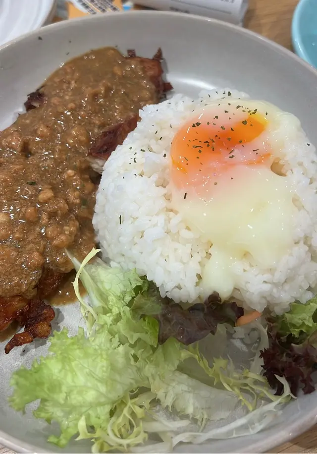 食物質素差，性價比極低，唔洗專登過黎試。本來想發掘下大角咀有咩coffee shop就係google map search，岀左呢間野4.8分就去試下，上到去櫃檯落單坐低等左20分鐘都未黎野食，過程係見到有班學生都等左好耐，原來我同班學生都係漏單。

雞肉好咸，野飲一般。同工廈啲茶記是但煎塊扒加啲汁落去個感覺差唔多。
