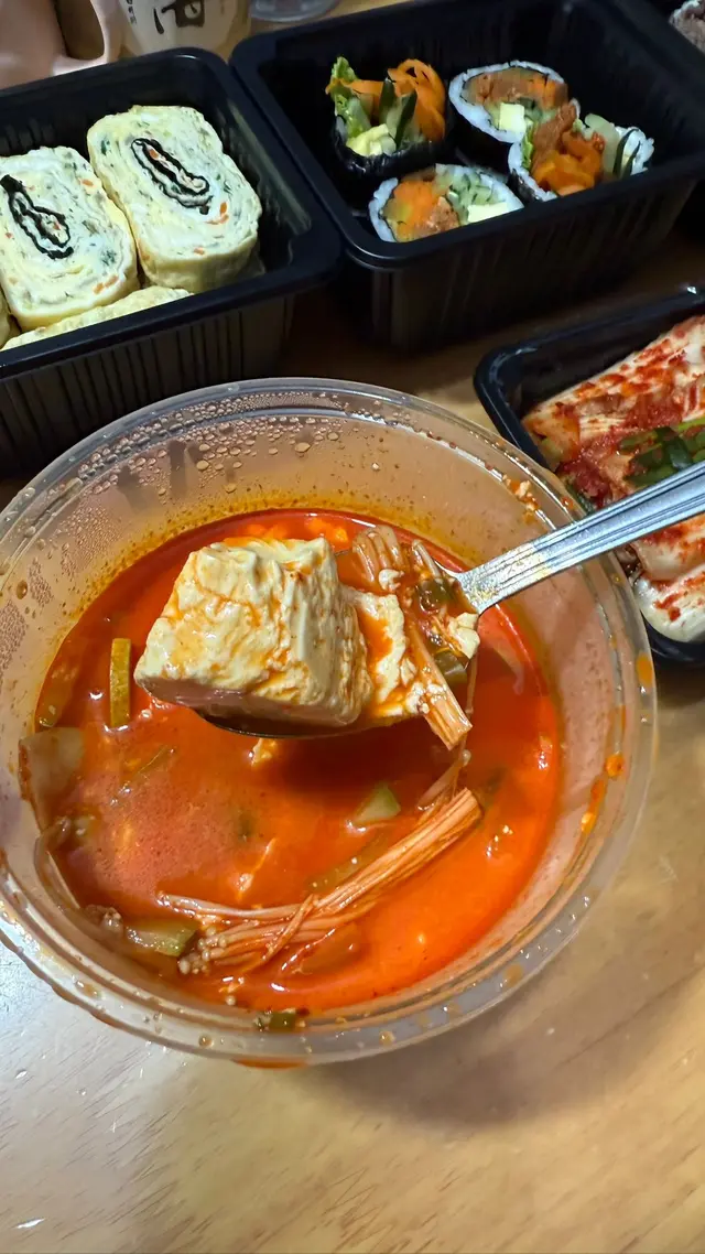 足料的泡菜在這個辣的湯裏,邊喝湯邊吃飯以減低口中的辣味,感覺真的好吃有刺激