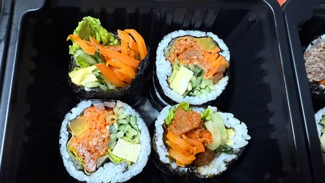 首先飯卷入邊包咗好多料 有辣豬肉、青瓜絲、紅蘿蔔絲、醃蘿蔔、雞蛋 ,一啖擺入口好滿足 仲有淡淡嘅麻油香味滲返出嚟