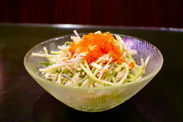 [推介程度] 🟡🟡🟡🟡🟡(5/5)
想不到蘋果和青瓜在口中交纏後，真的很像在吃哈蜜瓜🤣！！相信抗拒沙律的人也會被這組合完全征服！因工作關係而需要關注體重的我表示，這道沙律清甜爽脆又低卡，真的非常適合減重或追求健康飲食的人們🥹🫶🍎🥒💕