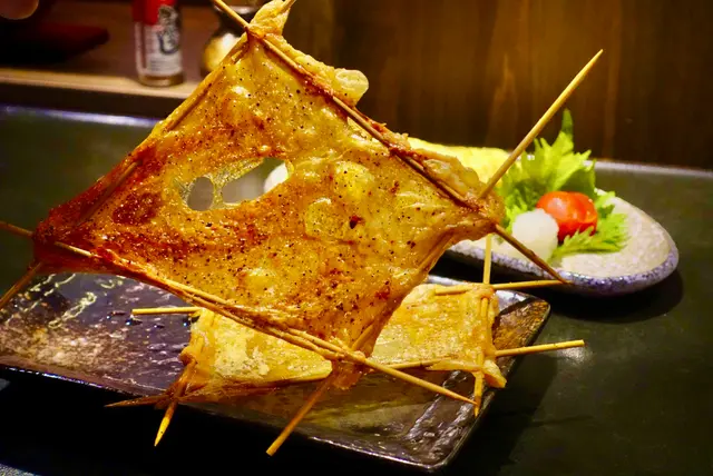 [推介程度] 🟡🟡🟡🟡🟡(5/5)
炸雞皮要零膩感確實不容易！因為需要刮除多餘油脂才能炸出如此薄脆效果，所以有時候廚師的用心都是令客人回頭的原因。還記得店家呈上的一刻，讓我想起了父親。愛研究各種美味的家父，也曾這樣處理雞皮，故我瞭解背後需花多少功夫。作為啤酒良伴，這道雞皮仙貝確實一流！