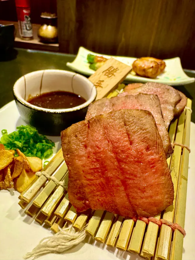 [推介程度] 🟡🟡🟡🟡🟡(5/5)
如照片所示，這厚切牛舌既有脆焦口感的外在又有軟嫰的內在，熟度完美！說真的，我和另一半都認為單吃已經很美味👍所以當配上師傅獨家秘製醬汁、炸蒜片和香蔥一口吃下，整道菜的口感、風味確更昇華💯