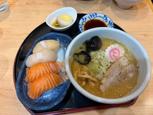 壽司四件定食，細拉麵一碗$144