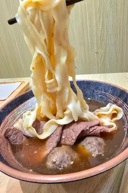 堂灼骟牯肥牛牛丸配关庙刀削面