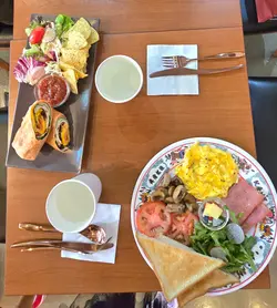 鸡肉芝士手卷&黑松露炒蛋西多士