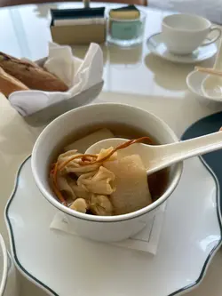 冬蟲夏草花竹笙白菜燉舞茸湯