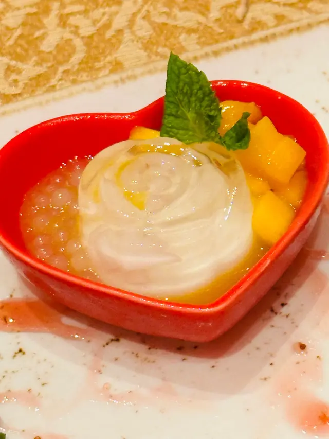 椰青果凍配芒果西米露