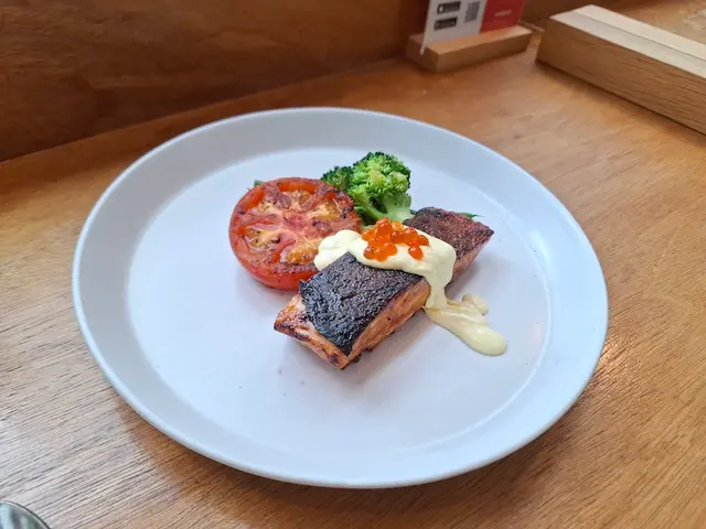 照燒三文魚西蘭花扒茄 三文魚籽荷蘭汁   