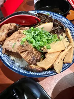 黑龙叉烧饭，好钟意，有玉子、荀、辣木耳，叉烧等，无叉烧厚切，好软淋，有惊喜！用上日本米，煮得岩岩好，将蛋黄拌混一齐食，食到停唔到口。