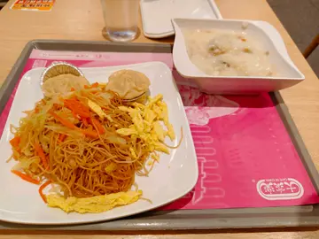 家乡炒米粉、柴鱼花生猪骨粥

+ 小笼包（ 2 粒）