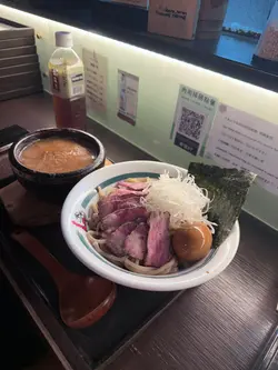 望樣係吸引嘅 牛肉比較薄 有肉香但唔多 比較生
黑蒜汁完全唔「濃」佢個濃係純粹好結好厚咁樣同埋好油好油真係好油 味道就係胡椒加少少蒜香咁樣 好直白咁樣講食落真係難食 個麵唔係有咬口 係好似冇煮過咁樣 係硬嘅 另外夜晚食完呢個牛之後第二朝肚柯 我同男朋友都係 佢食得多所以佢柯得更加犀利 
