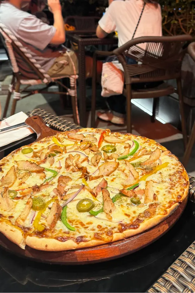 Pizza  BBQ醬味偏重，可能查得太多醬令到餅底淋身，邊位反而比較香口，￼不過不失