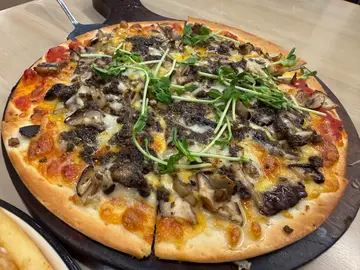 黑松露野菌薄饼