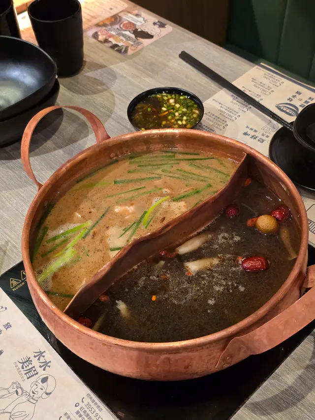 聰明魷魚沙茶鍋、養生菇菌燉雞鍋