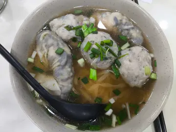 水餃鯪魚球湯粗