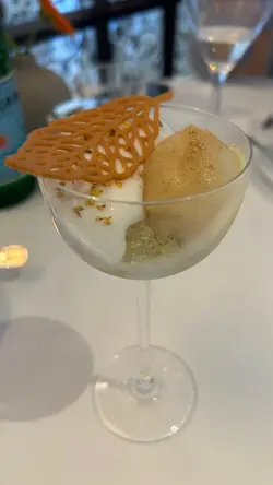 好失望,本來對佢期望好高,一入座帶咗我哋坐一個好幽暗嘅位置,環境完全冇,
枱同枱之間都冇乜空間感,咁嘅收費唔明點解可以冇環境之餘,啲嘢食仲要非常之一般般,夠膽死收$568一位,我覺得Server唔夠,只係在場得兩個人招呼離晒譜
個sorbet 溶溶哋嘅,三文治好一般,嗰個港式奶茶味撻一般般啦,鬆餅都唔好食,下午茶竟然係冇蛋糕,剩係得一件朱古力味嘅慕士 cake,嗰個朱古力餐廳人哋話好好食,我又唔覺得好好食,定係今日冇個出色嘅大廚在場?我唔知道到底食咗啲咩落肚,嘥晒啲quota。
