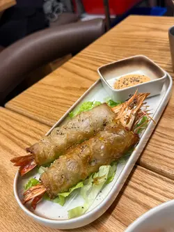 呢个系惊喜之作,食落先发现佢系猪肉弹啲Friend。呢个好味啊!佢外层系一层薄薄嘅肉碎,然后柠檬叶,最里面系只大虾!成件事个味道好丰富,柠檬叶为成只虾增加咗清新嘅味道,超级正!