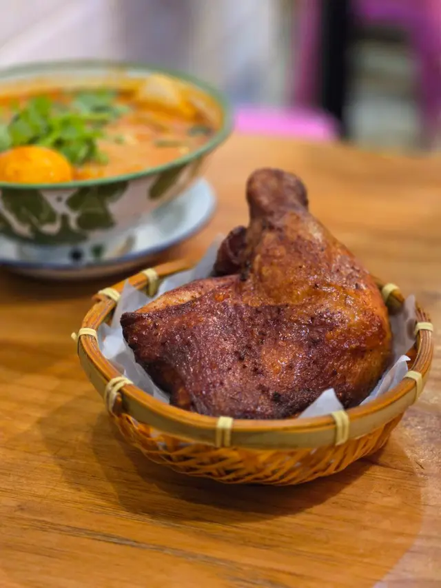 炸雞髀配泰式冬陰功金邊粉