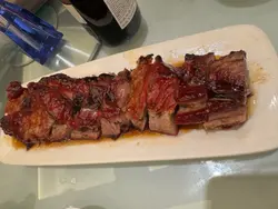 秘製叉燒,招牌菜,一定要點,雖然好似周圍都有叉燒賣,但係船記嘅叉燒又大件,好味又入味,佢即使個樣好似好瘦,但係食落其實肥瘦適中,一啲都唔漏,我哋有紅酒送叉燒,感覺一流。