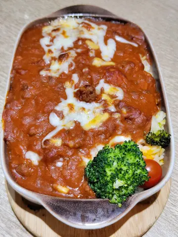 晚餐：焗芝士肉醬腸仔粒飯