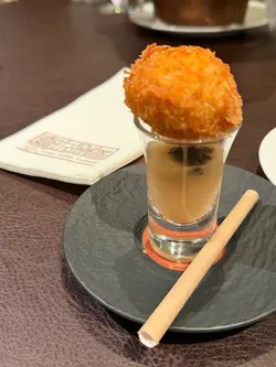 1. 魚子醬蘋果海鮮啫喱配蟹粉蟹肉脆沙律球