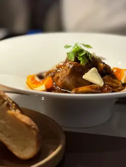 甜醋烩猪后腿肉配新疆烤馕