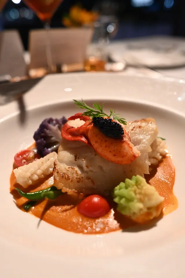 焗比目魚、龍蝦汁、魷魚、鯡魚子醬