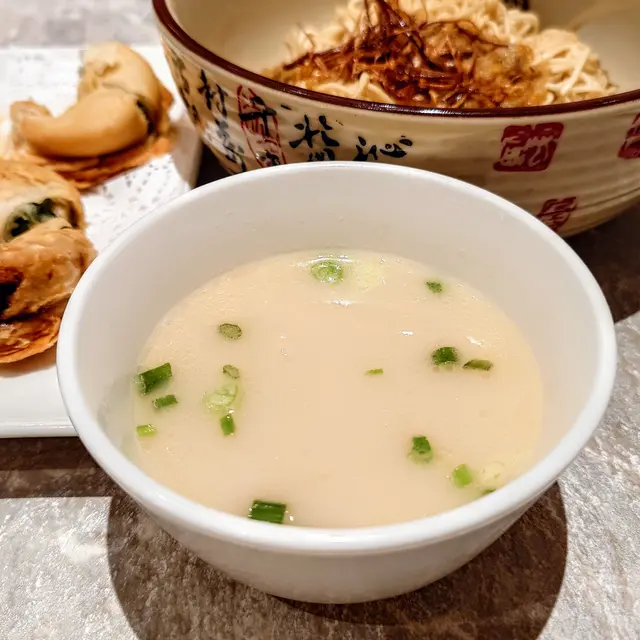 跟拌麵嗰個豬骨湯,非常咁奶白色,真係畀佢嚇一嚇,大大啖飲落去,唓!一啲味都冇😆