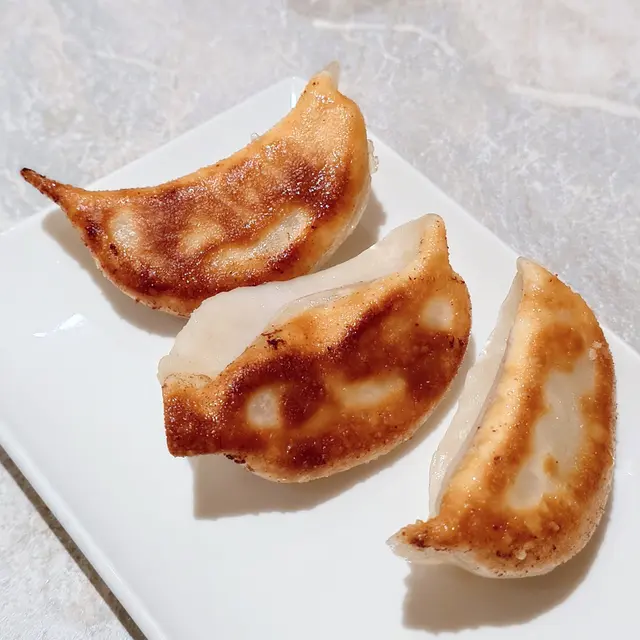 🐑鍋貼個肉餡應該係同小籠包嘅一樣,所以同樣味道好,同樣汁水豐富,表面睇亦煎得幾金黃,不過似乎煎得唔夠透,因為食落去個皮比較糊口,一Pat嘢咁,焗多佢兩、三分鐘再上枱都唔怕