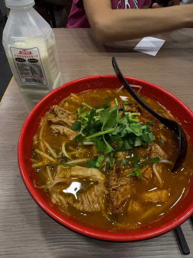 大腸腩肉墨魚頭酸辣米線