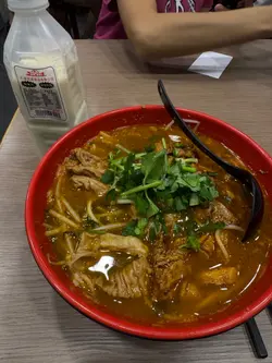 大肠腩肉墨鱼头酸辣米线
