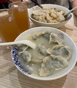 今日第一次帮衬太子店，上菜嘅时候发现员工落错单（我哋叫元贝煎饺另外加面)，收银个位过嚟除咗想屈返我哋落错单，仲要逼我哋要咗佢。￼￼
真系非常之失望。