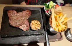 石板燒美國牛肩肉配脆薯條藜麥牛油果沙律