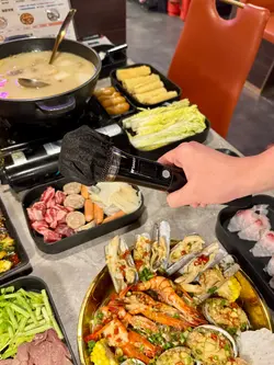 香港降温必吃!K歌火锅放题谁懂??!!
降温了立刻拉朋友来打边炉!
这家火锅店居然能边吃边唱K!🎤
包厢私密性超好 姐妹聚会嗨到半夜~
海鲜拼盘直接封神‼️
鲍鱼+大虾+扇贝+蛏子堆成山
满满一盆蒸汽海鲜,蒜香🧄汤汁爆在嘴里
幸福感直接拉满💯
猪肚鸡煲也惊艳到我了
奶白汤底咕嘟咕嘟煮著嫩鸡肉
喝碗汤整个人都暖fufu的~
📍四川辣妹子火锅(佐敦E出口步行6分钟)
👉提醒:KTV包厢记得提前订!
#火锅唱K #香港性价比 #佐敦 #尖沙咀
#香港美食 #火锅放题 #朋友聚会 #香港美食