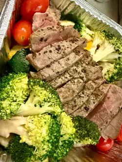 燒美國黑安格斯西冷配燒汁及雜菜