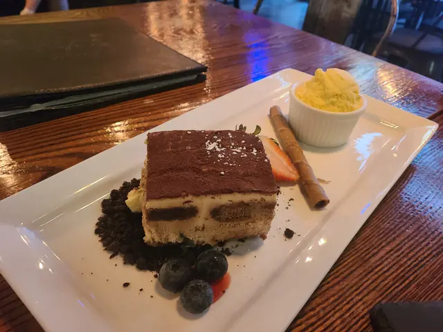 意大利芝士餅配雪糕及水果裝飾