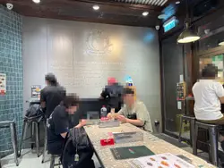 有单人吧台和一张大长枱