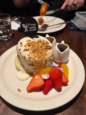 杏仁忌廉配咖啡甘納許＆新鮮士多啤梨香橙＆朱古力汁梳乎厘班戟（2件）