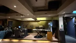 週五夜晚,音樂點燃味蕾!
每逢星期五晚上7:30,Le Monde餐廳邀請你走進一場音樂與美食交織的夜晚。現場Live Band演出,讓你在享受精緻料理的同時,沉醉於旋律之中。無論是爵士的慵懶、抒情的溫柔,還是節奏感十足的經典翻唱,都為你的週末揭開最動人的序章。
約埋朋友、帶埋摯愛,坐在舒適雅緻的環境中,舉杯暢飲及享受晚餐,聽著現場音樂,感受城市中最有靈魂的夜晚。音樂7:30準時響起,美食與節奏同步登場——你準備好了嗎?🎤🍷