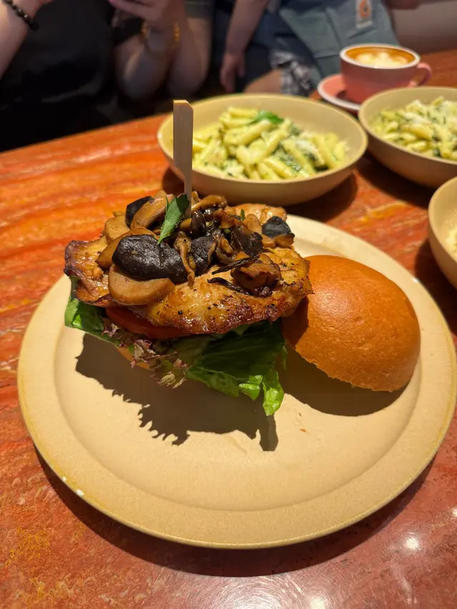 雜菌豬頸肉漢堡配芥末籽醬