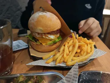 烟肉蛋 牛肉汉堡套餐~ 烟三文鱼意粉