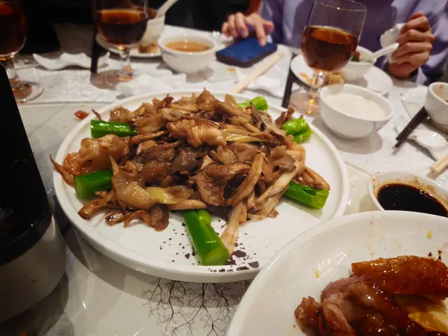 海參炆得好腍，咬落啖啖膠質，蝦肉鮮甜彈牙，雜菌吸晒醬汁精華，鑊氣好足，一上枱就俾大家掃走一半！