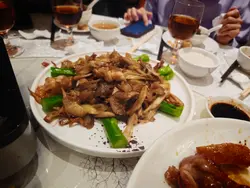 海参炆得好腍，咬落啖啖胶质，虾肉鲜甜弹牙，杂菌吸晒酱汁精华，镬气好足，一上枱就俾大家扫走一半！