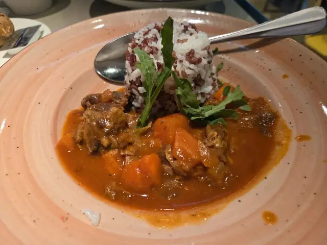 朋友的炆牛肋條紅米飯，相當不錯