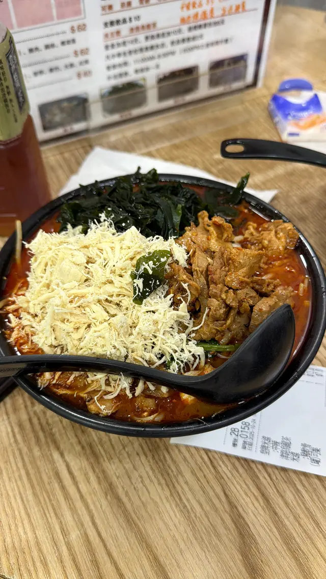首先第一次去大概晏晝3:00呢都無需要排隊，一入到去員工亦好禮貌亦冇催你落單，環境亦唔會污糟，菜單簡單唔會太複雜，跟住就係講返個面，基本上啲客都係揀王牌或者過橋，今次揀咗王牌，揀一個中辣，佢已經講話小心好辣，我本身就食得好辣，所以食落去亦睇到呢料係好多種類嘅辣椒，佢嘅料係好多嘅一定飽嘅，但係飲落去個湯底已經好鹹，平時已經係食開米線，今次試呢間第一次唔食晒，隔籬座位嘅女仔亦冇食晒覺得好Heavy個湯底，我建議小辣或者清湯可能會比較好，因為真係鹹到頭痛，面底冇問題，豬軟骨好韌。￼
