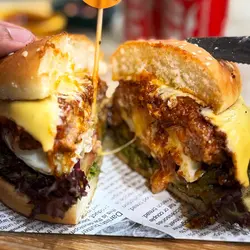 秘制胡椒酱和牛芝士流心汉堡包