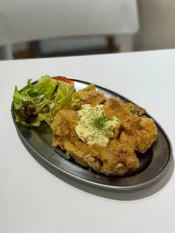 南蛮炸鸡饼配碎蛋沙律